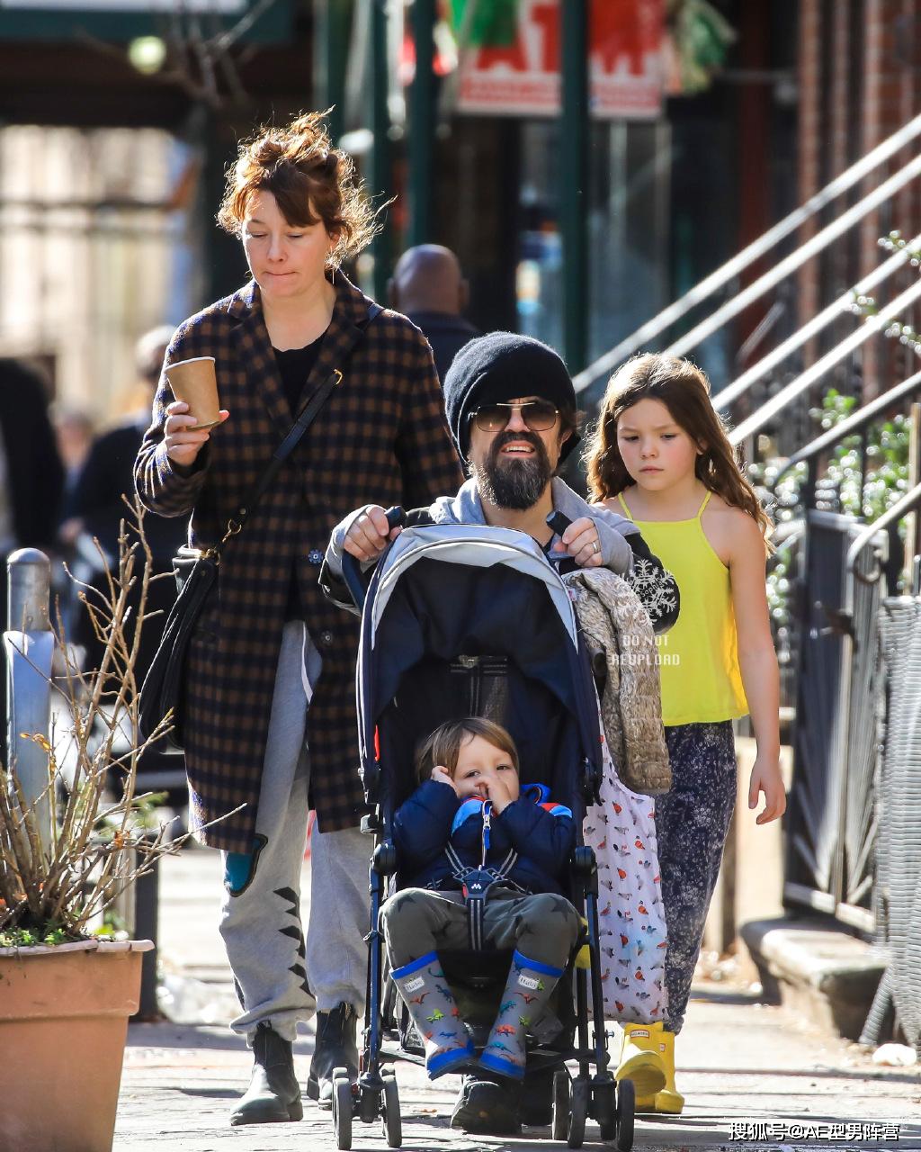 "小恶魔"彼得·丁拉基带家人逛街!妻子气质出众,女儿阳光可爱