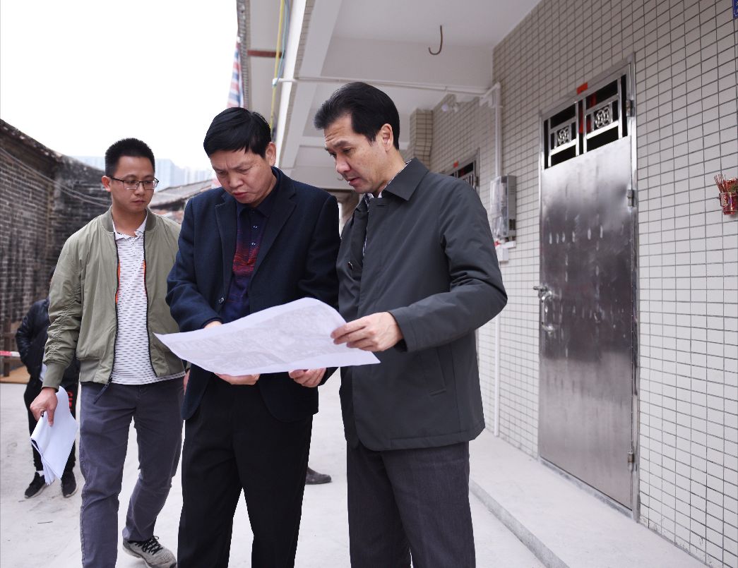 徐步河 摄李剑实地查看项目施工情况,听取黄岗街道关于项目征拆工作