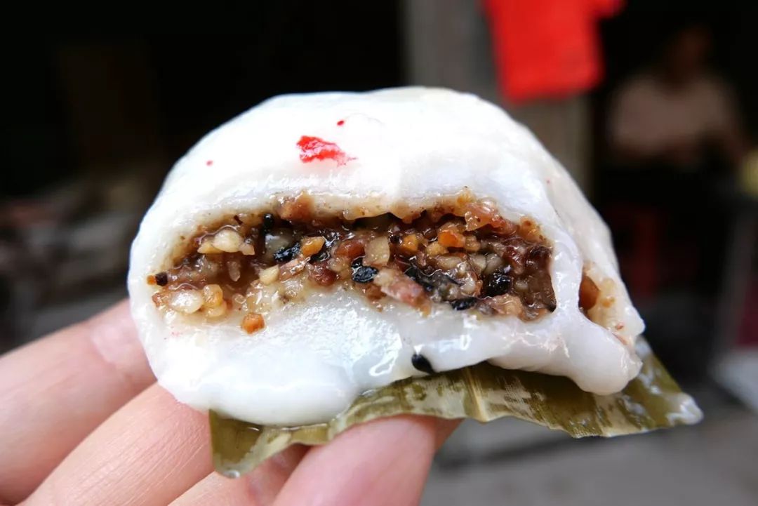 金辉煎粿的糯米粿内馅甜蜜,外皮爽弹▲黑龟粿▲石狮甜粿泉州人有