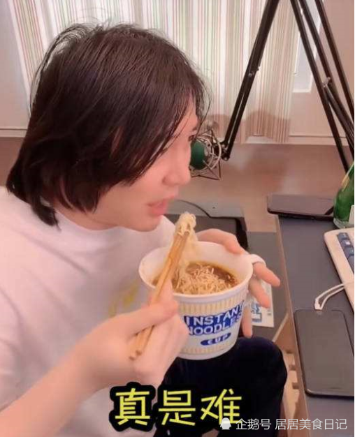 而且根据网上的说法,张大仙请粉丝吃的是4千1桌的