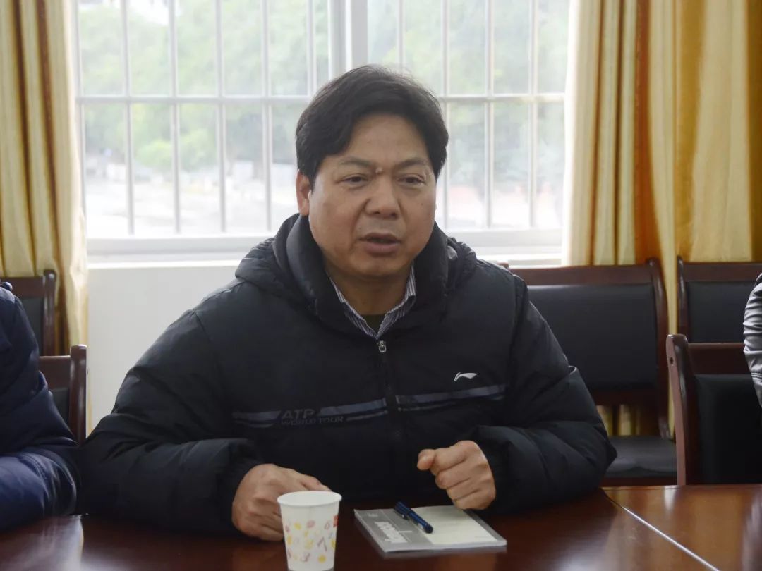 会上,周鹿中学韦志庆校长从校史,生源,师资,教学管理等方面介绍了本校