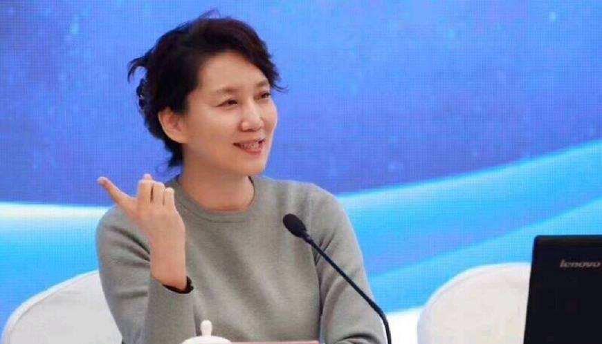 56岁李修平素颜现身,仪态端庄大方,一举一动优雅十足-搜狐大视野-搜狐新闻