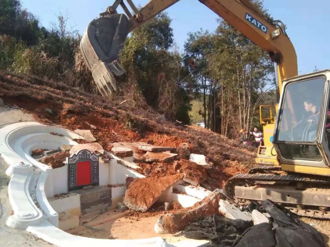 出动20多人,挖机一台!五华强拆一座豪华坟墓!