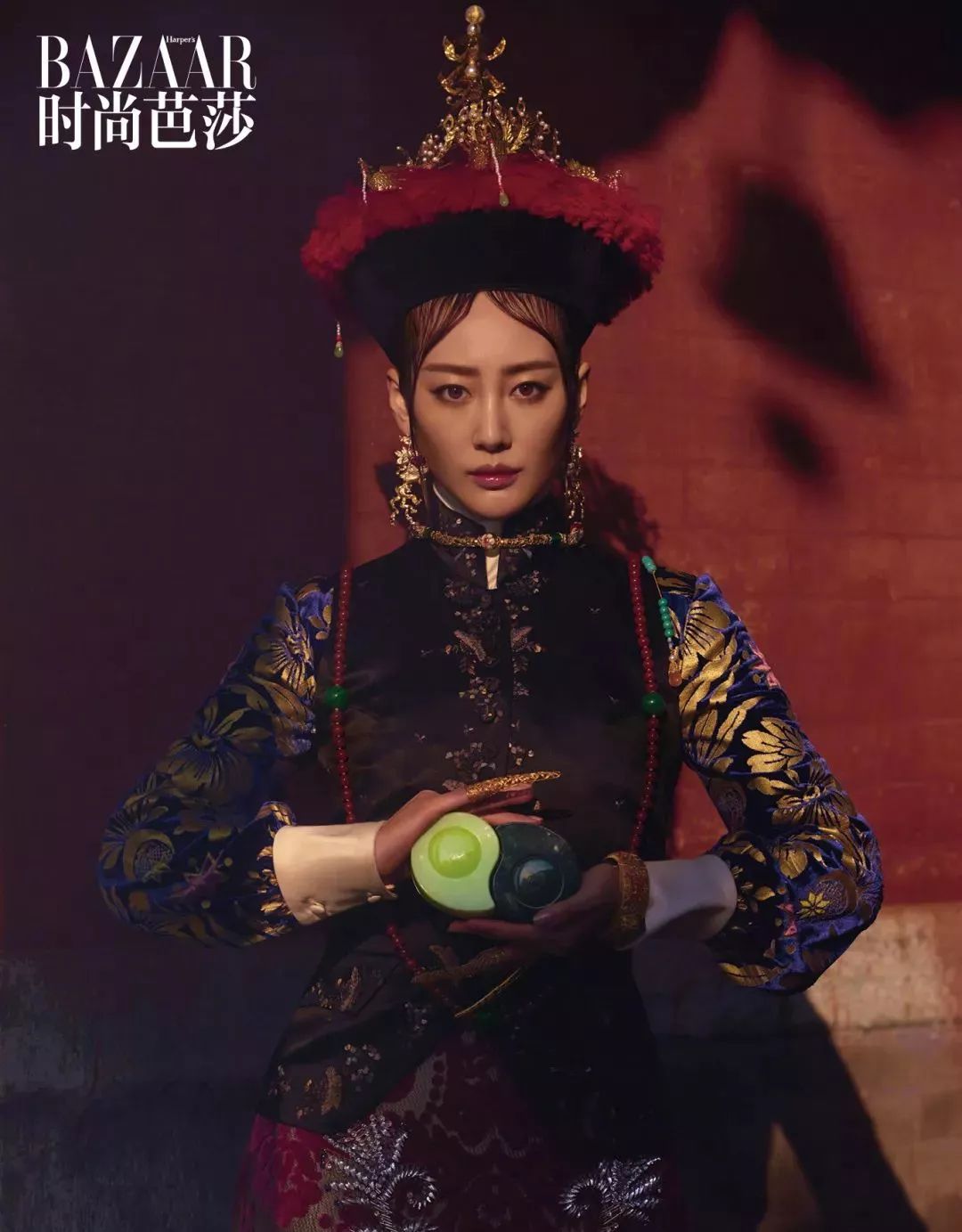 同样是冬朝帽与嫔妃官府的造型,彰显了令妃尊贵的地位,李纯不苟言笑的