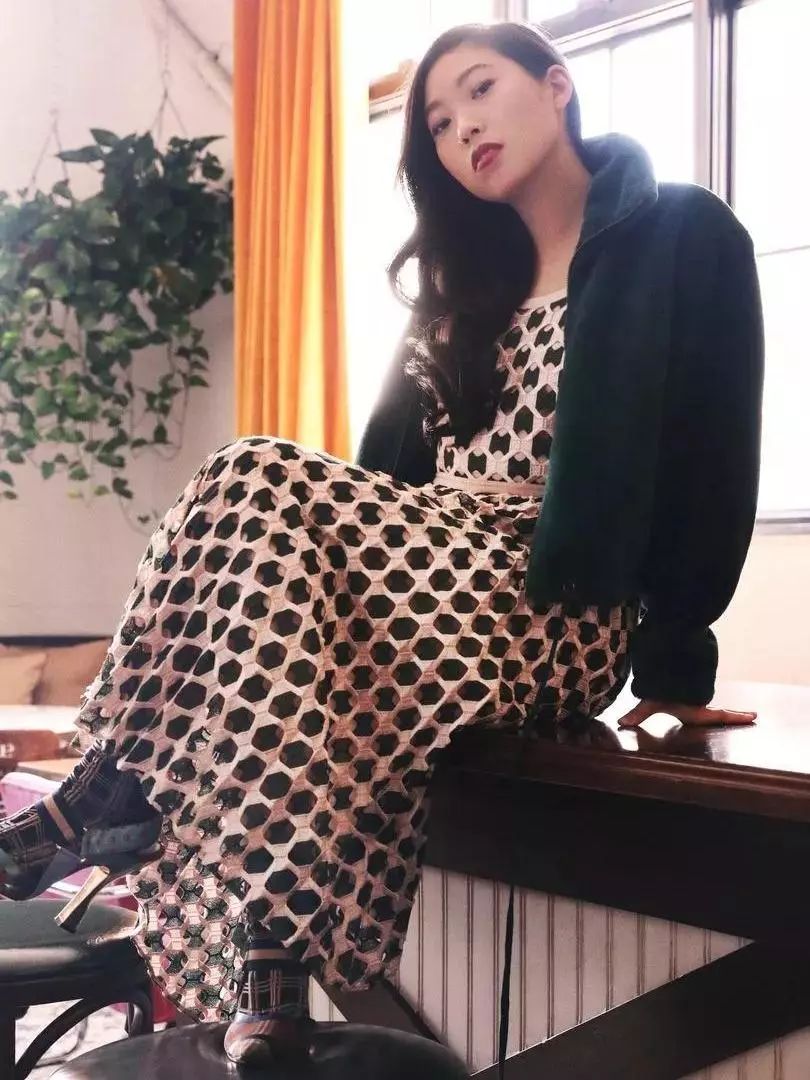 身高155cm的金球奖影后奥卡菲娜,没想到衣品却这么有风格