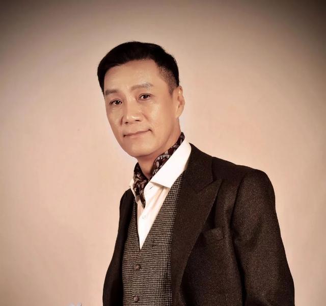 因演安嘉和成名他31岁娶二婚妻子结婚26年无子也幸福