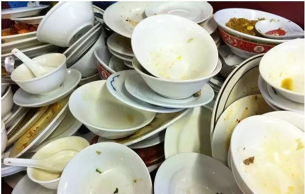 冬天洗碗不湿手,自带刷子一抹就净,阿姨抢疯了.