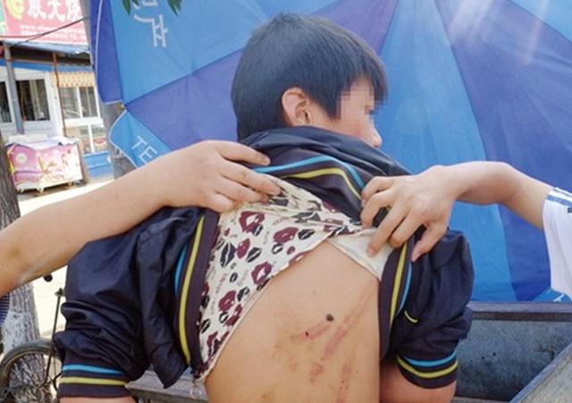 不要打了不要打了女孩叫喊声中男孩遭多人狂殴踢裆部