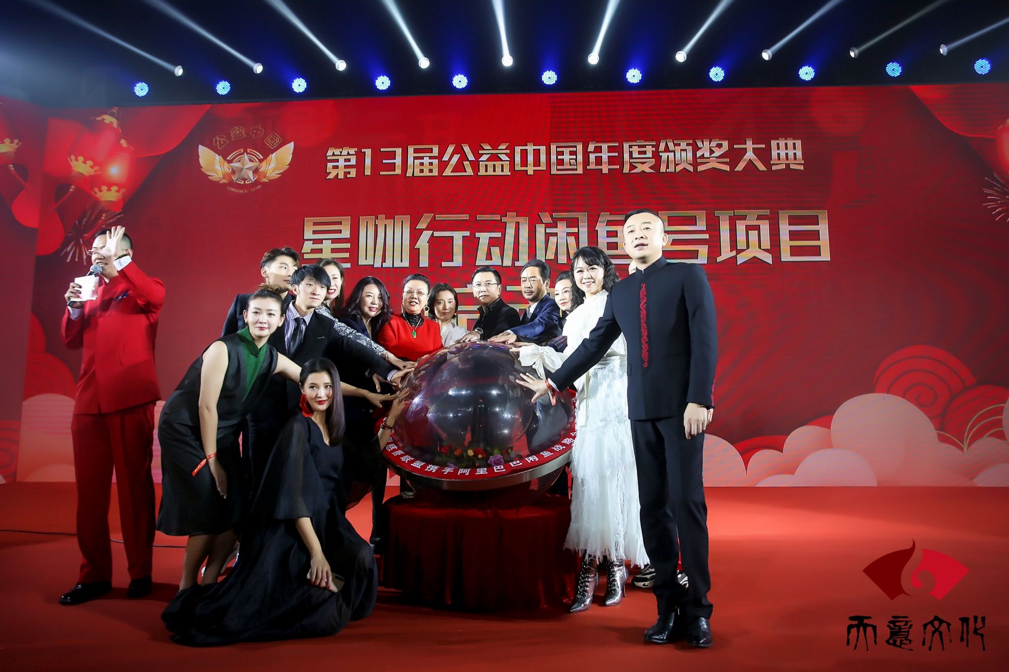 企业家陆骥出席公益中国年度颁奖盛典 崔波赞绥滨新北国