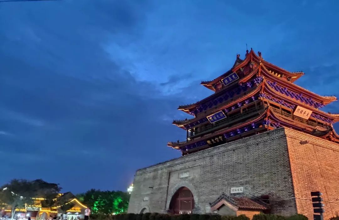 聊城的宣传标语:田晓萌城聊东山月季花 一直开在这儿 我的心 也一直