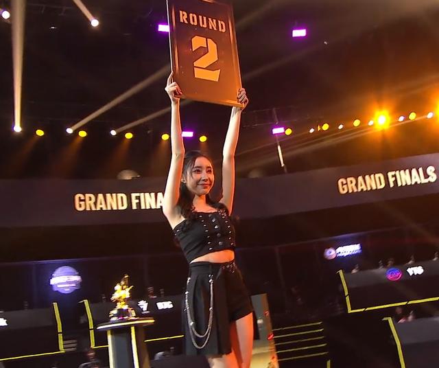 天命杯韦神风头被抢举牌美女极品身材衣服一天比一天穿的少