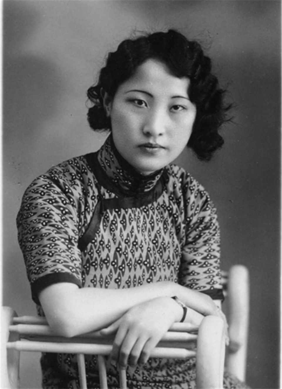 1/ 12 这是一组反映民国时期上层社会女性的老照片,照片中的女性绝大