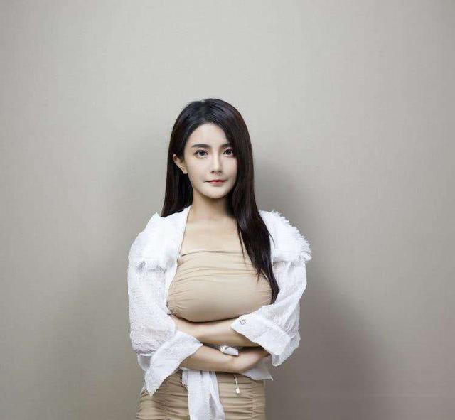 古阿扎事件还在传除了人美身材让女人羡慕之外她才艺值得肯定