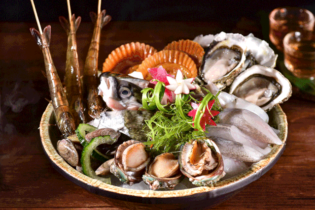 海鲜拼盘趁热送进口细嚼满足感爆棚鲜嫩肉质在热气腾腾的锅中争分夺秒