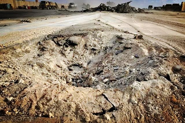 原创美军重返遭袭基地放眼望去全是废墟导弹炸出的弹坑随处可见