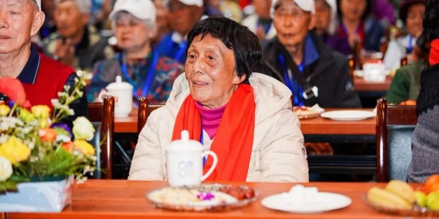 卢国龄87岁的卢国龄曾为勐海茶厂副厂长,回到茶厂被大家亲切的称为"老