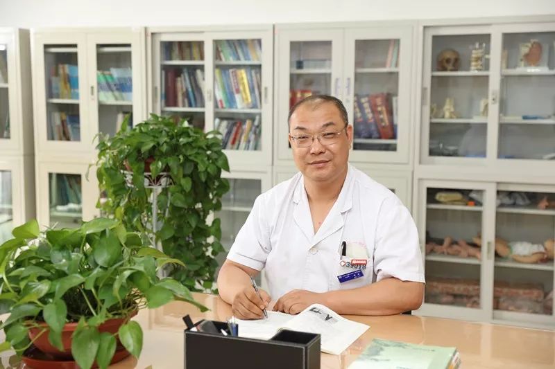 颈腰损伤科主任 谭涛谭涛,博士,主任医师,硕士生导师,第三批全国优秀