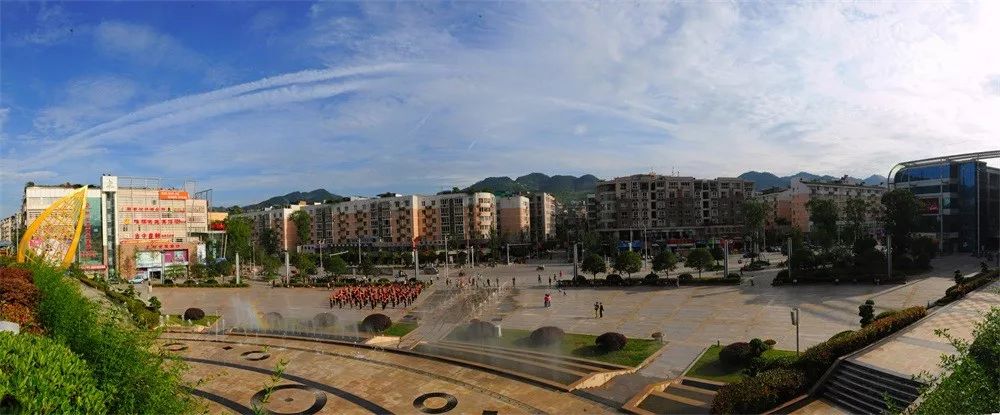 古蔺金兰广场↑大山深处的犀牛村道路↑农村扶贫公路赤环线↑叙古