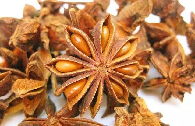 有句厨房谚语,"猪不椒,羊不料"说的就是炖猪肉时不放花椒,炖羊肉时不