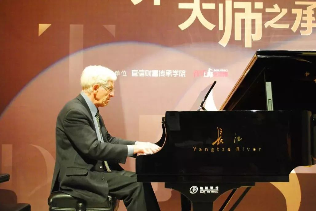 钢琴学子们进行了现场授课;12日,由巴丹和罗宁两位中国老师分别为学员