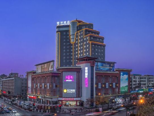 米路西,坐落在古城墙脚下,紧邻汴河南岸,穿过城墙可漫步于大宋御河桥