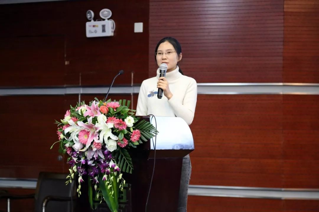 中国教师研修网语文教研员王迪她表示,"未经教学价值指引的阅读活动