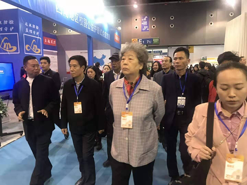 陈楠华用心血与责任为公益产业化打基础用智慧与勤勉为产业公益化探新