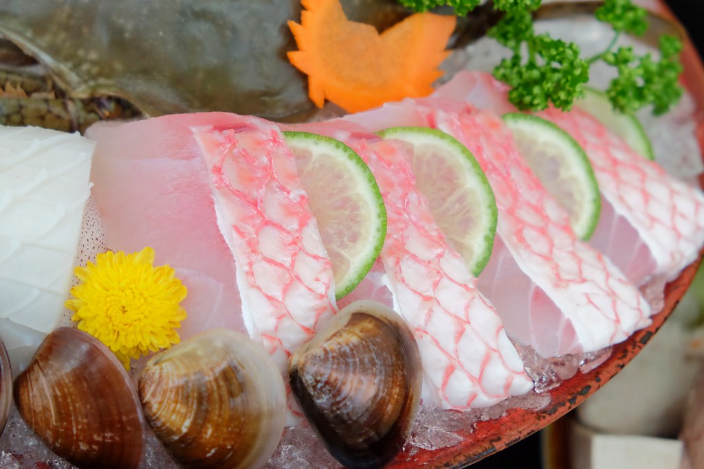 煮过之后汤底会更鲜甜,至于这个粉色的鱼是俗称的长尾鸟,也是鲷鱼的一