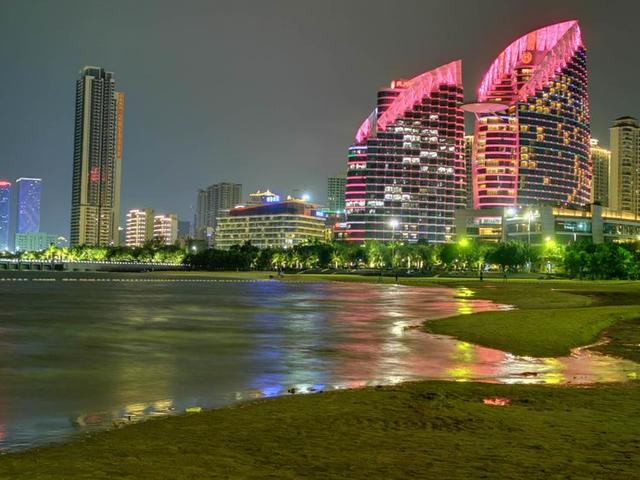 十分钟左右到金沙湾沙滩浴场停在霞山观海长廊上的巨型客轮"海上城市"