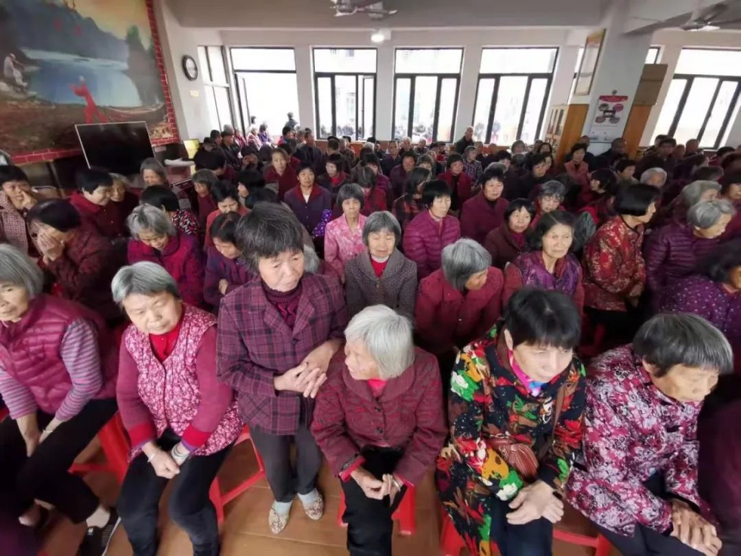 报道英都镇英东村老年协会召开年终总结会