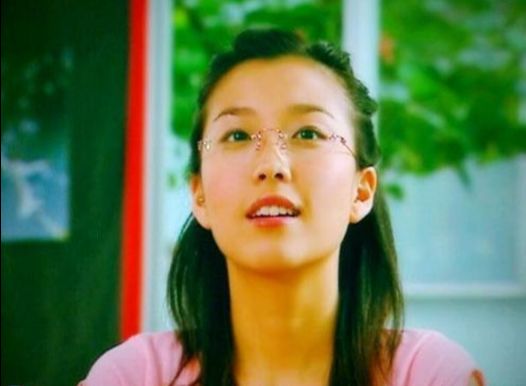 姚子羚时隔16年再次演戴眼镜角色样貌有什么改变67