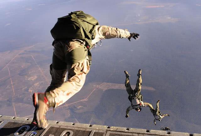 美军特种兵本土练习自由落体跳伞时坠地身亡身份尚未公布