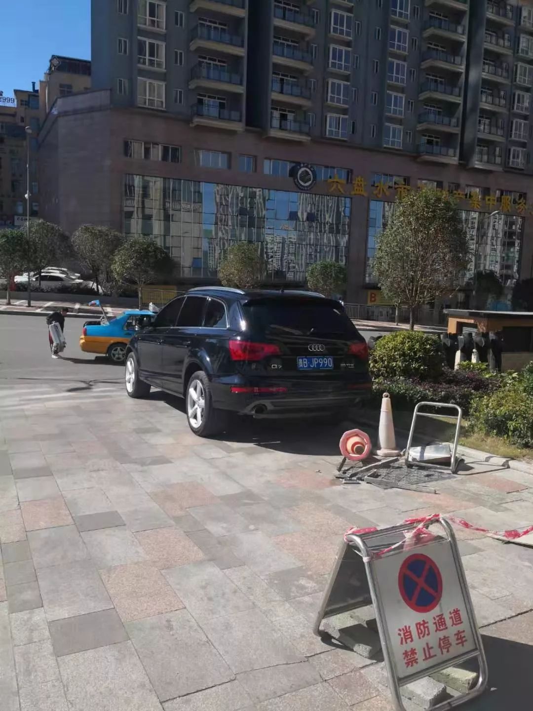 二凉都明珠门口的消防通道上有车辆占用消防通道停车