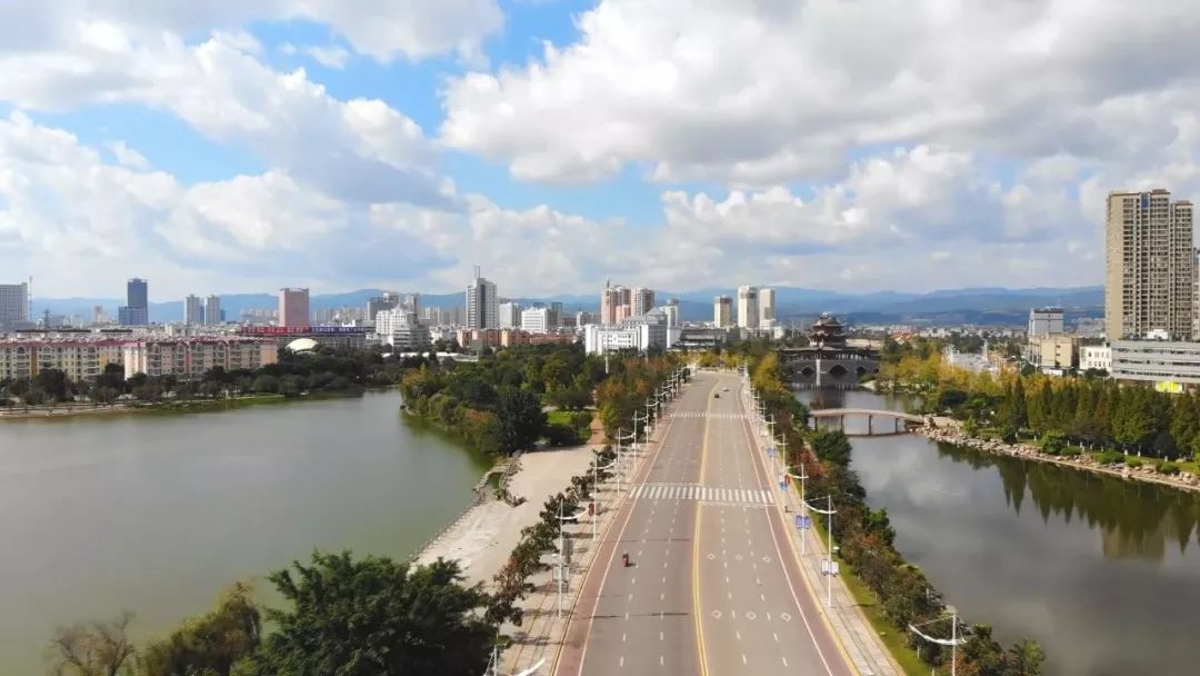 骑上青桔共享电单车 "玩转" 玉溪中心城区!_市民