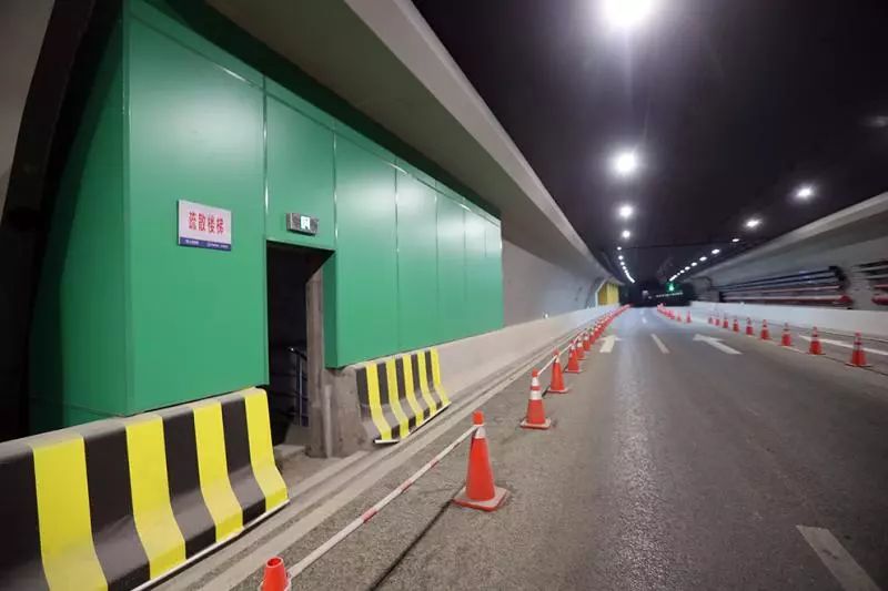 北横通道新建隧道上层车道样板段建成.下层车道.上层车道.