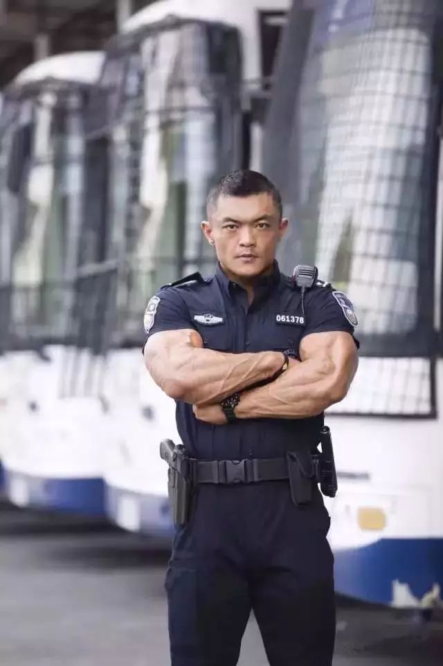 西装肌肉警察图片