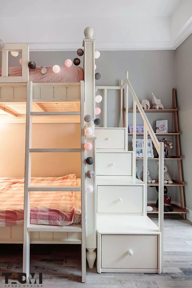 双层床采用楼梯式储物柜,安全且具备强大的储物功能.