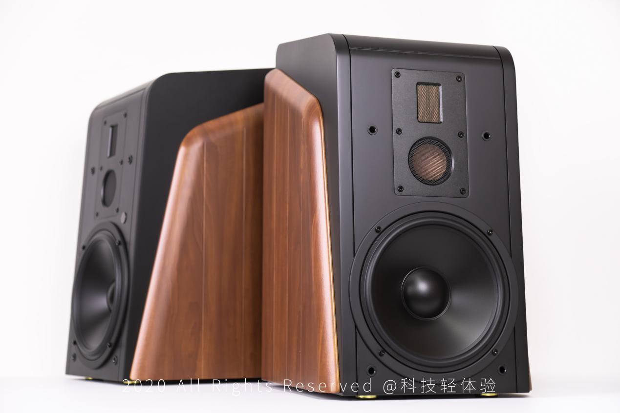 外观篇:熟悉 m200 和 m300 的朋友不难发现,惠威 m500 在外观形态上