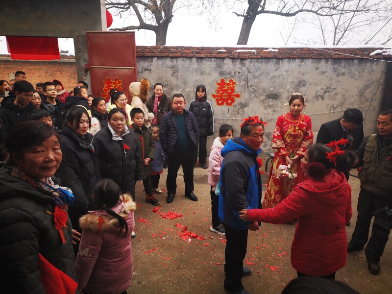 见证村里人的婚礼,大冷天就在院子里开席,个个吃得满头大汗_结婚仪式