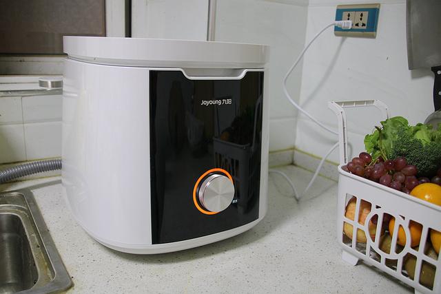 模式,无极旋钮四周是一块液晶显示屏,通电后或者工作状态下会自动亮起