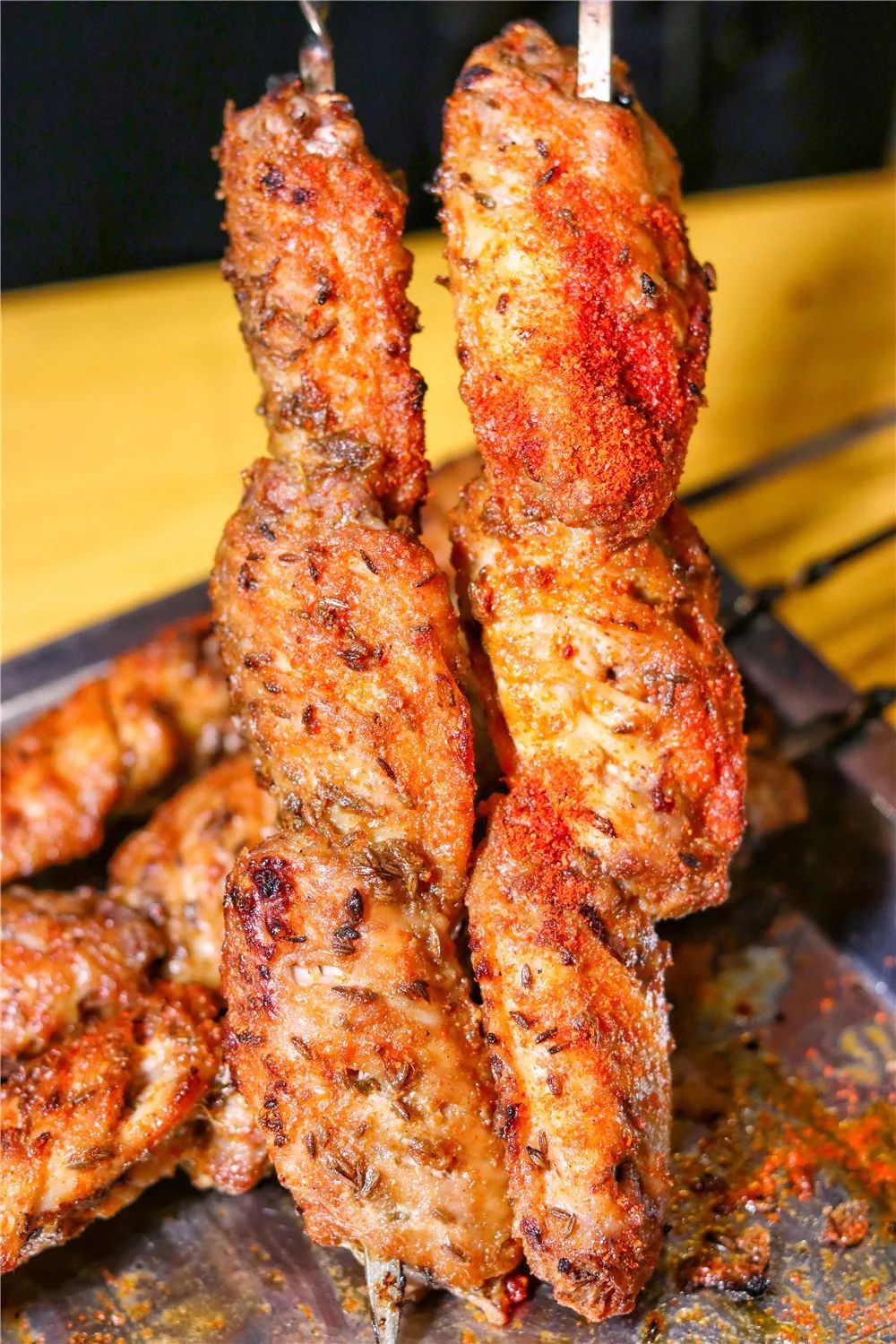 现宰现烤的佰分佰烤羊开到水闸啦试业期间任性送啤酒