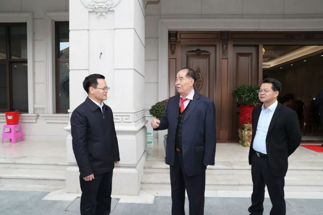 杰出乡贤许应裘先生考察坚真大湖天池项目规划建设曾永祥廖茂忠陪同