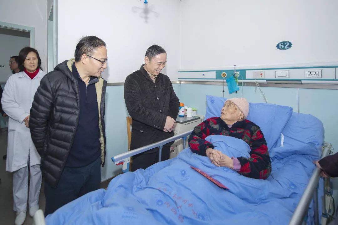 邓元发书记亲切慰问老红军,老干部李鸿翔同志▲邓元发书记同老干部