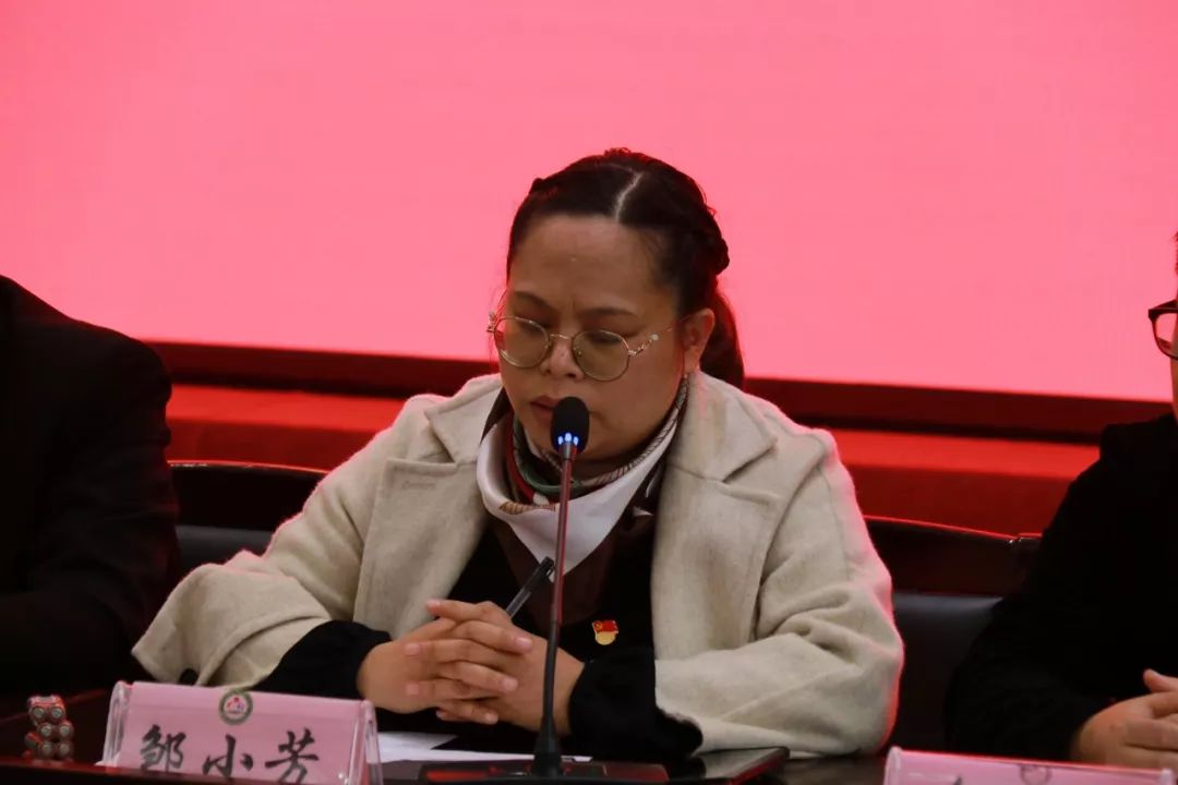 邹副校长致闭幕词最后,邹副校长致闭幕词,指出本次教职工代表大会是一