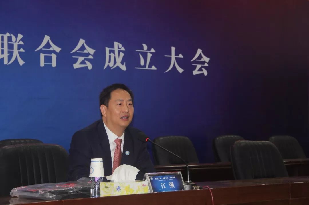 图为:吴川市委常委,统战部部长江强更要发挥统战组织的平台优势,当好