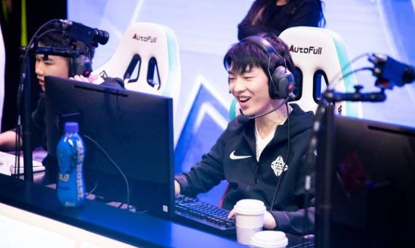 cryin和wei早有过配合,两人在和rw的中野交锋中赢得很漂亮.