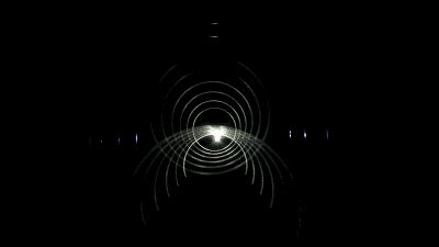 折叠后,每一层纱幕之上都留下大小不一的影像,最终呈现立体的光影图像