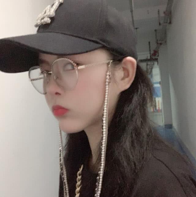 谭某某曾在自己的账号中发布过一条耐人寻味的动态:"万事有因果,自己