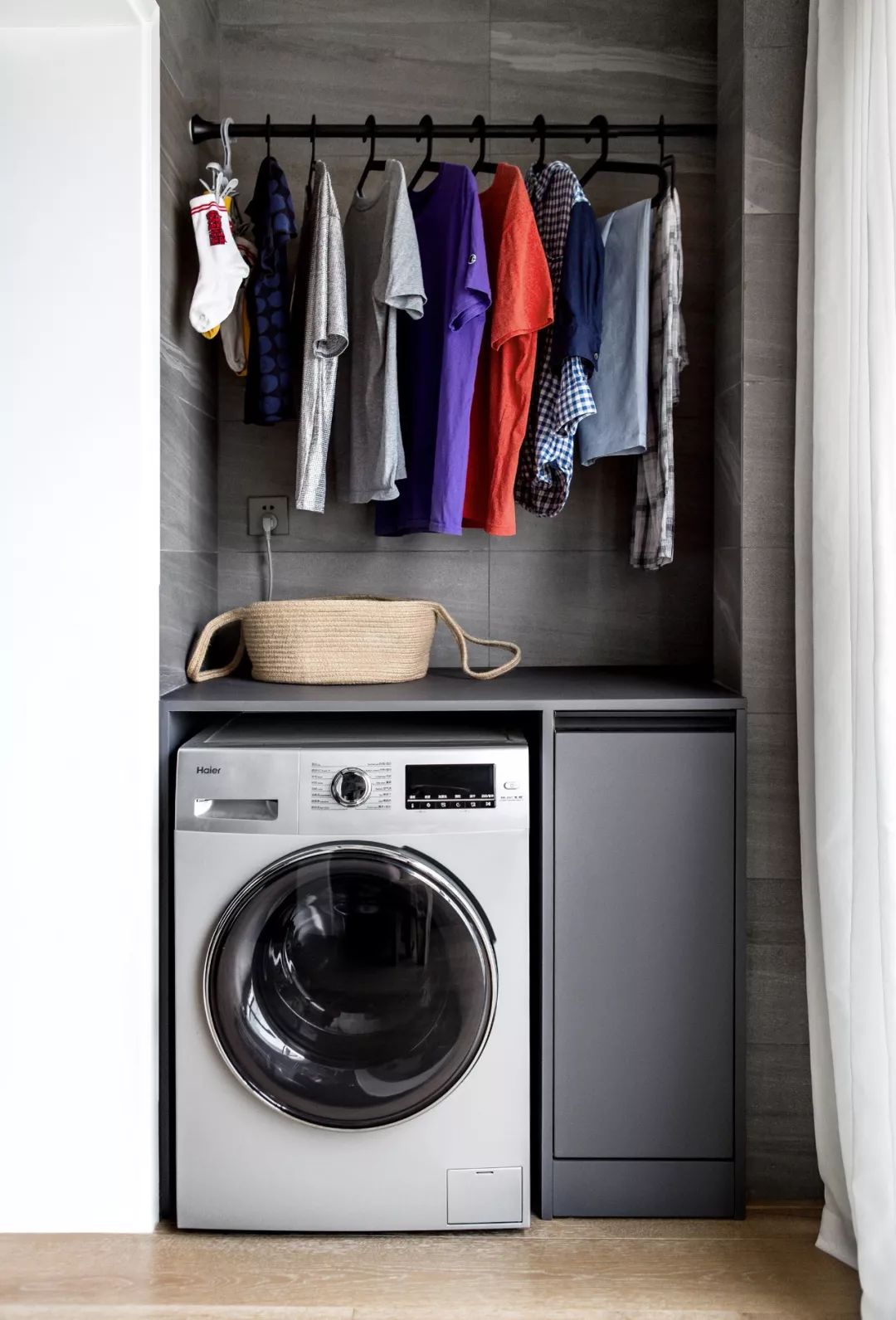 原创阳台位置小洗手盆装不了放洗衣机有余怎么利用