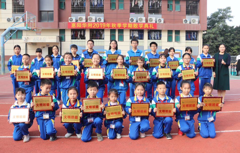 王小娜校长助理给荣获"文明班级"的班级颁奖